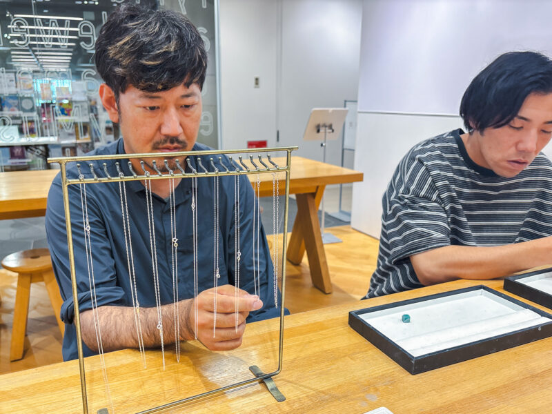 職人の手仕事とまちの誇りに触れる、宝石の磨き体験!