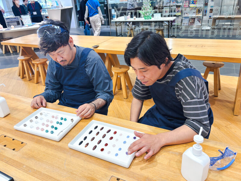 職人の手仕事とまちの誇りに触れる、宝石の磨き体験!