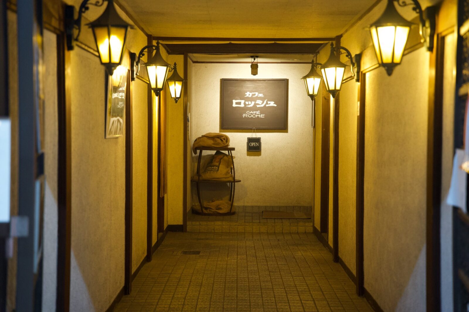 奥に続く長いエントランス。異空間に吸い込まれていくようです。