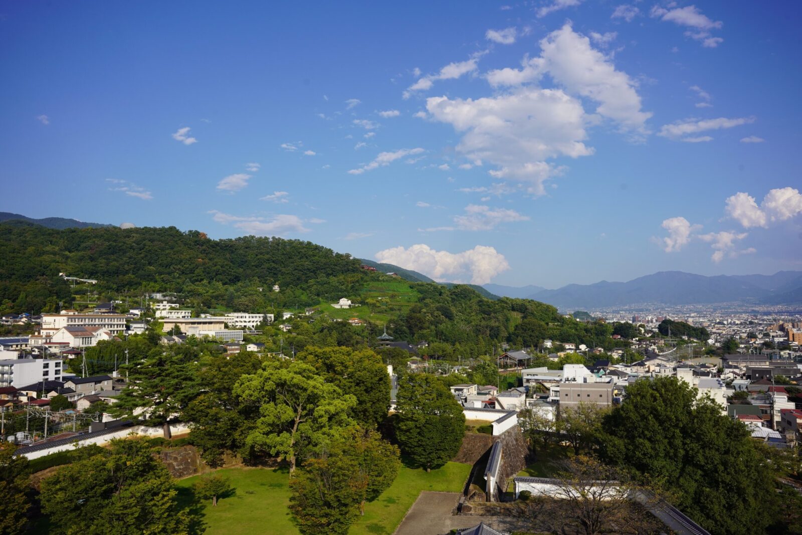 天守台から見える愛宕山。左側にある丸い銀のドームのようなものが山梨県立科学館