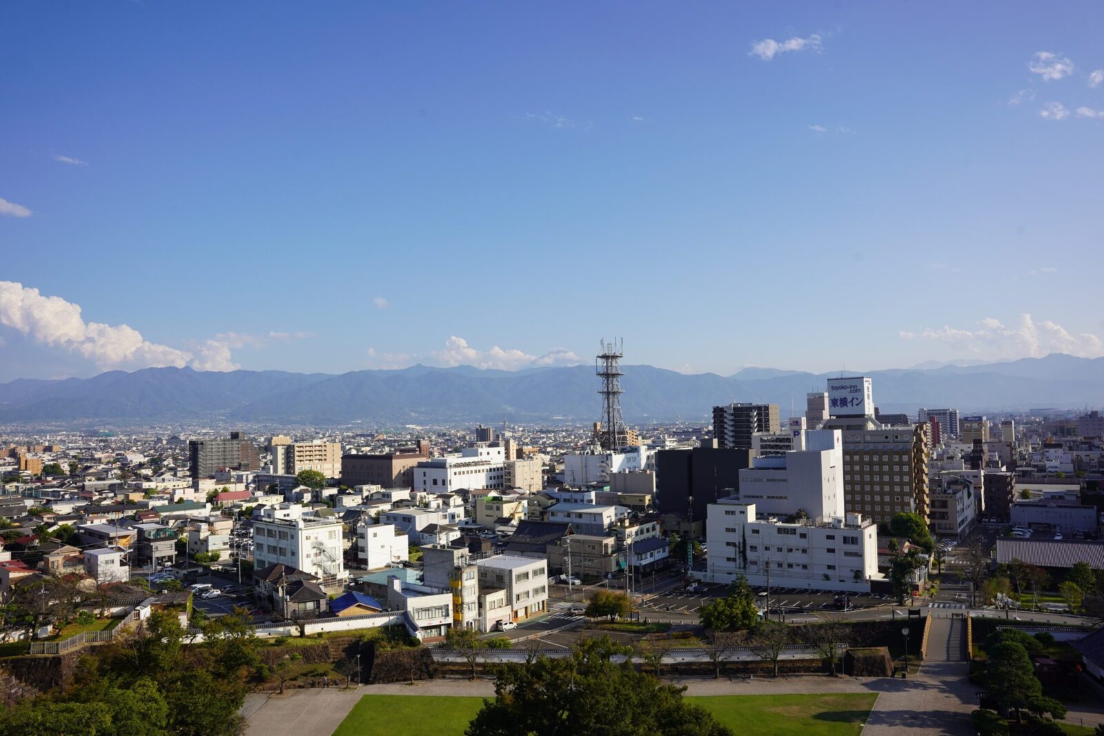 天守台からは甲府盆地の街並みと美しい山並み、そして上空を全方位眺めることが可能です！